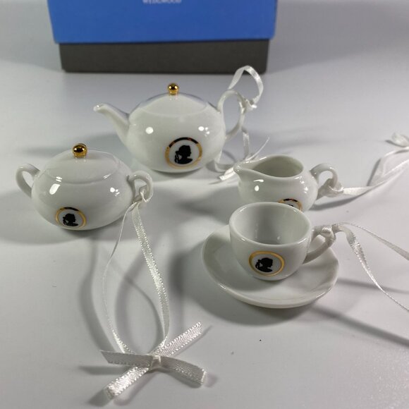 RARE !Wedgwood Cameo Tea Set in White4 decorative ornaments: Mini Set Christmas - Picture 5 of 6